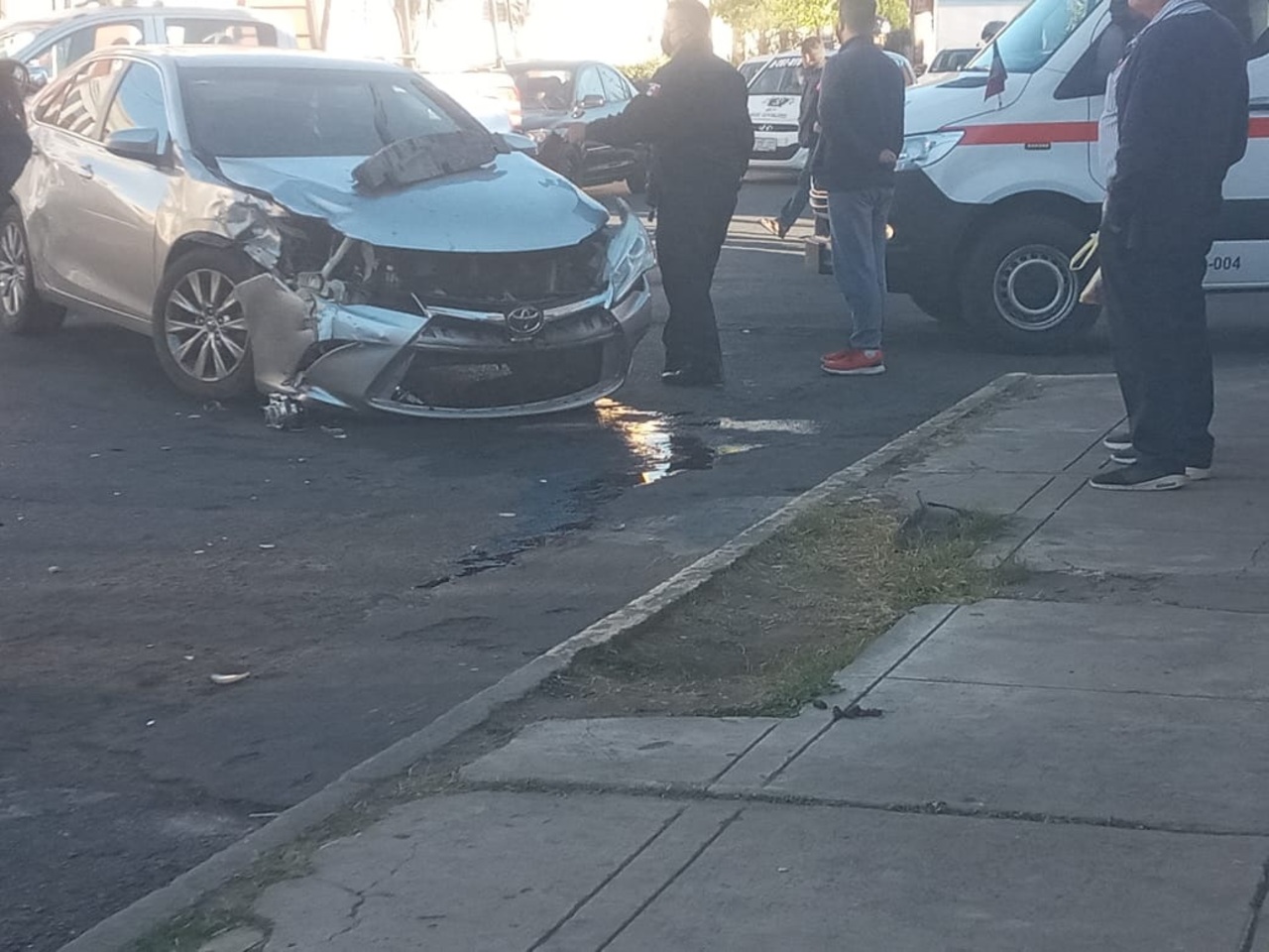 Se pasa alto y provoca fuerte choque en Zona Centro