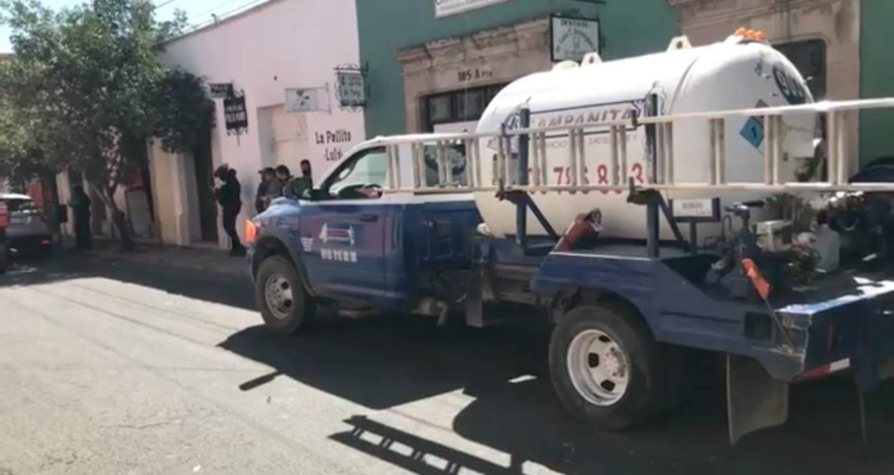 Choque entre pipa de gas y camioneta deja daños materiales