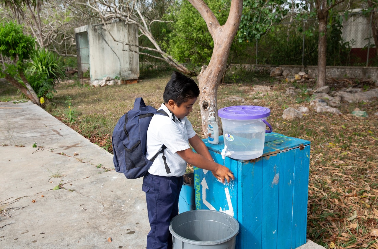 Escuelas potable llega contaminada waterstation