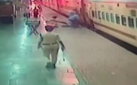 Guardia salva a mujer de caer en las vías al tratar de abordar un tren ...