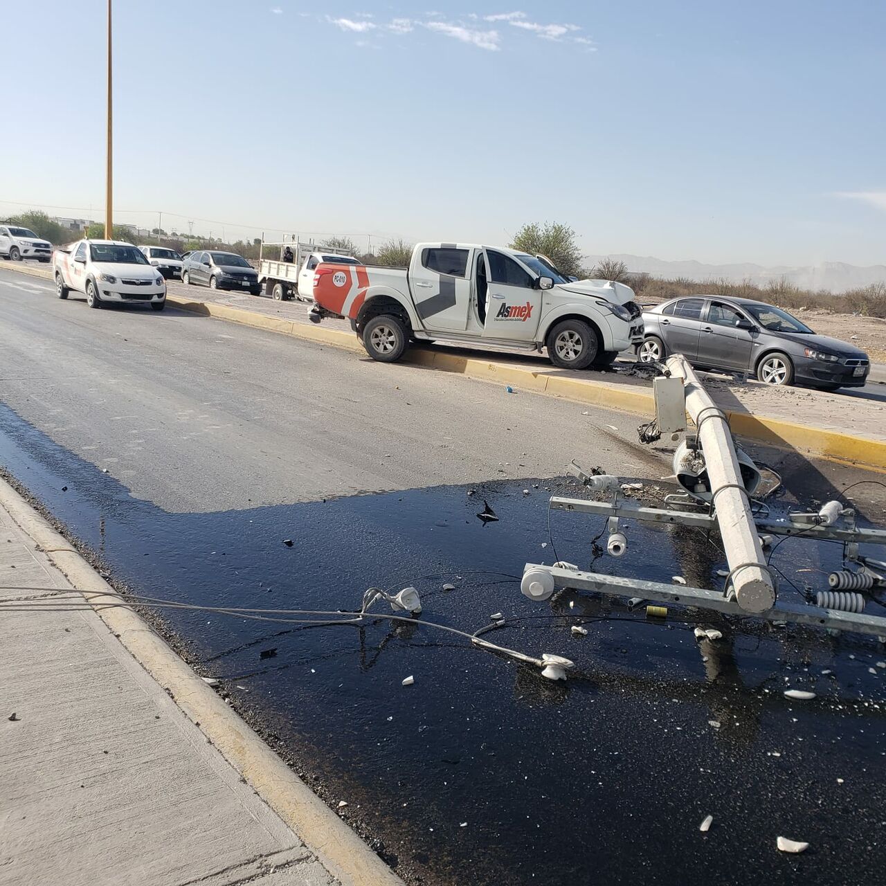 Auto Choca Por Alcance A Camioneta Y La Proyecta Contra Un Poste En Gómez Palacio