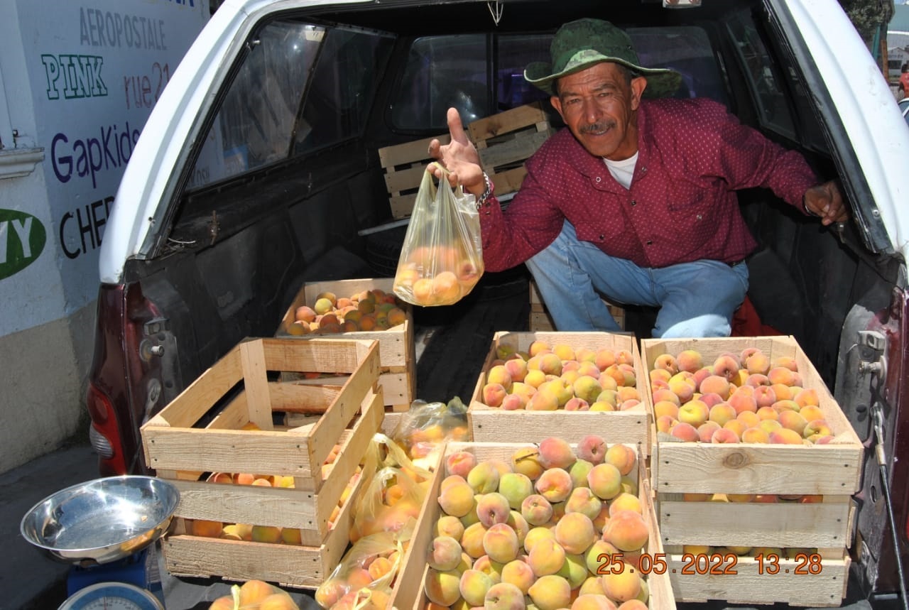Trabajo. Leonado García se gana la vida vendiendo fruta en las calles de la ciudad de El Salto, Pueblo Nuevo. 