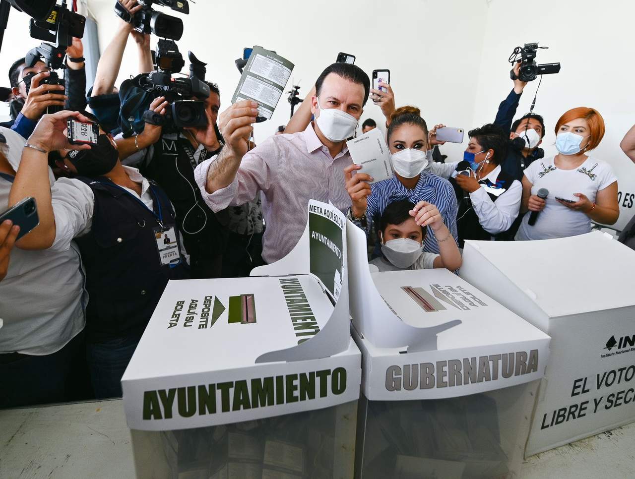 Esteban Villegas emite su voto en Durango capital; señala que respetará resultados