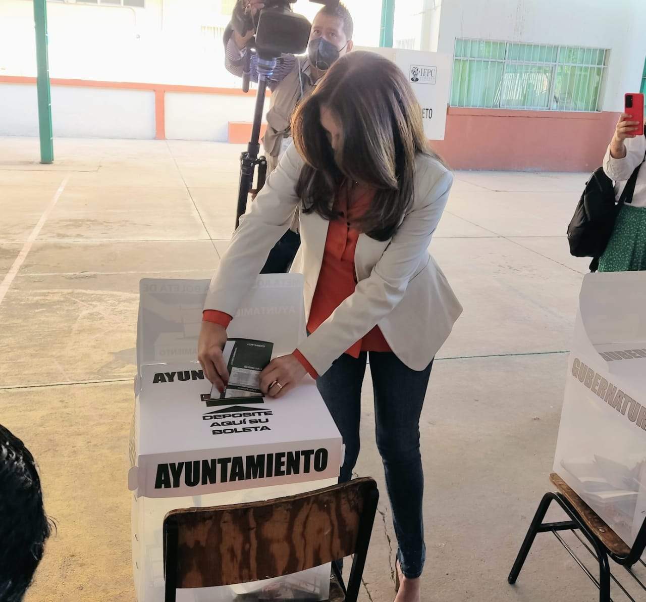 Paty Flores acude a votar en Durango; 'hay que votar con la razón y no con las emociones', señala