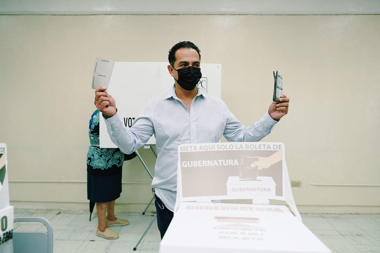 Toño Ochoa acude a emitir su voto en Durango; destaca participación ‘ejemplar’ de ciudadanos