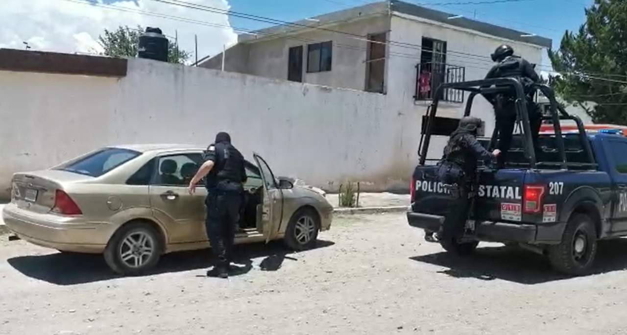 Policías revisan vehículo particular al exterior de casilla electoral