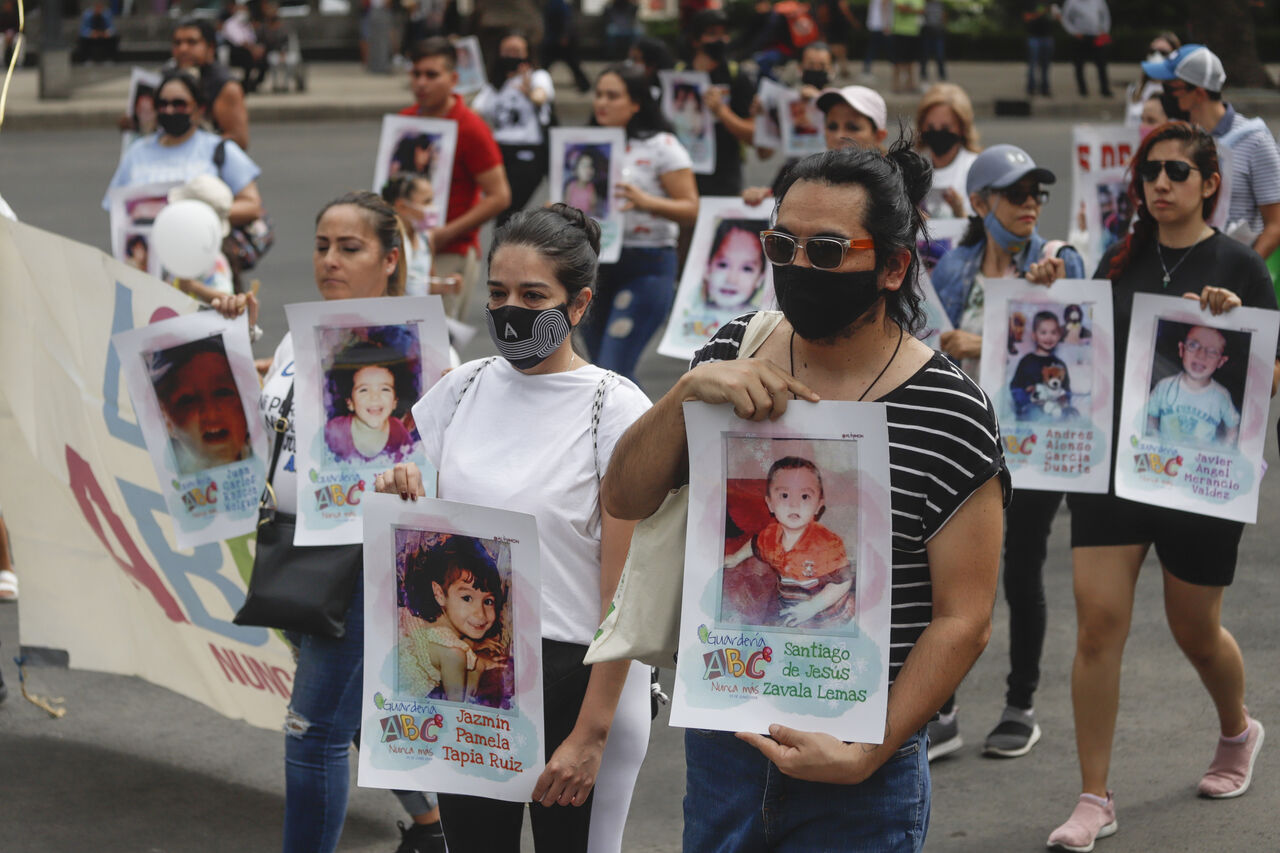 Protestan padres y familiares de los 49 niños mexicanos que murieron en la Guardería ABC de Hermosillo