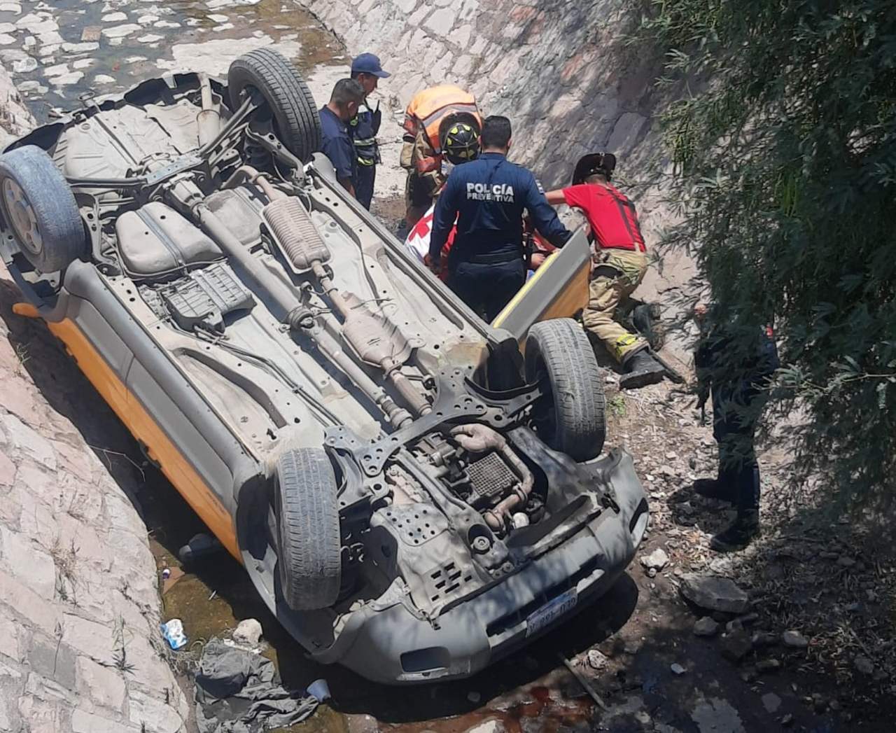 Cae camioneta al arroyo de la colonia Mayagoitia; conductor resulta lesionado
