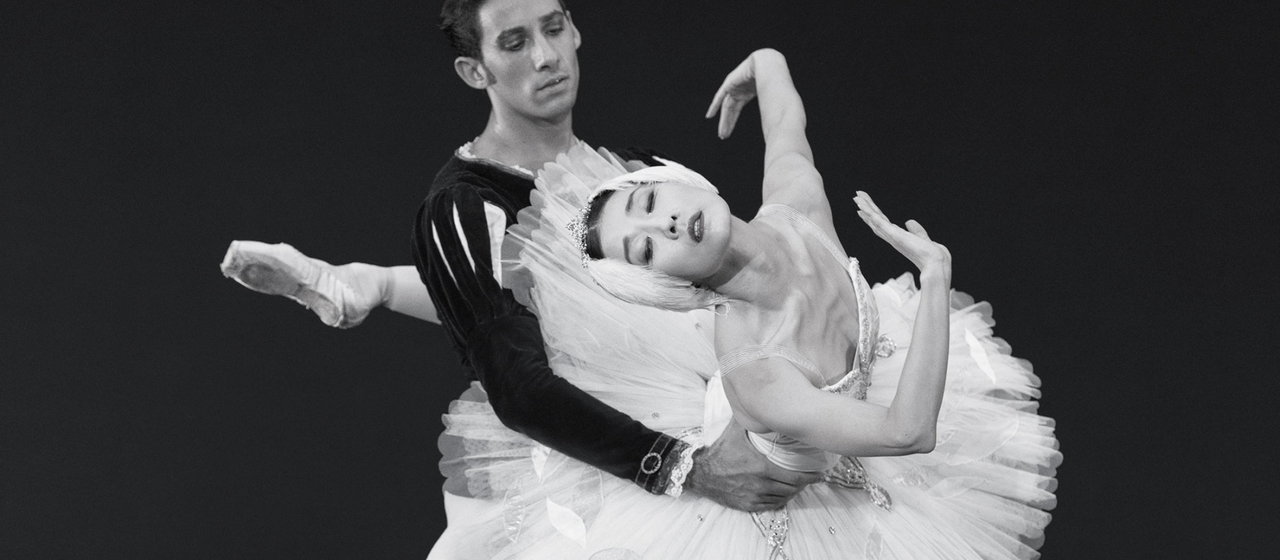 Inspiraciones.  El Acto II de 'El lago de los cisnes' relata la historia de amor entre el príncipe Sigfrido y la princesa Odette, quien ha sido convertida en un cisne por el hechicero Von Rothbart, adaptación dancística de la Compañía Nacional de Danza sobre la original de Lev Ivanov.