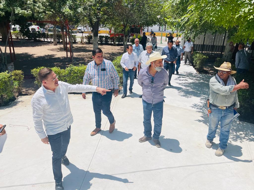 Recorre gobernador de Durango trabajos de la plaza principal de Ciudad Juárez