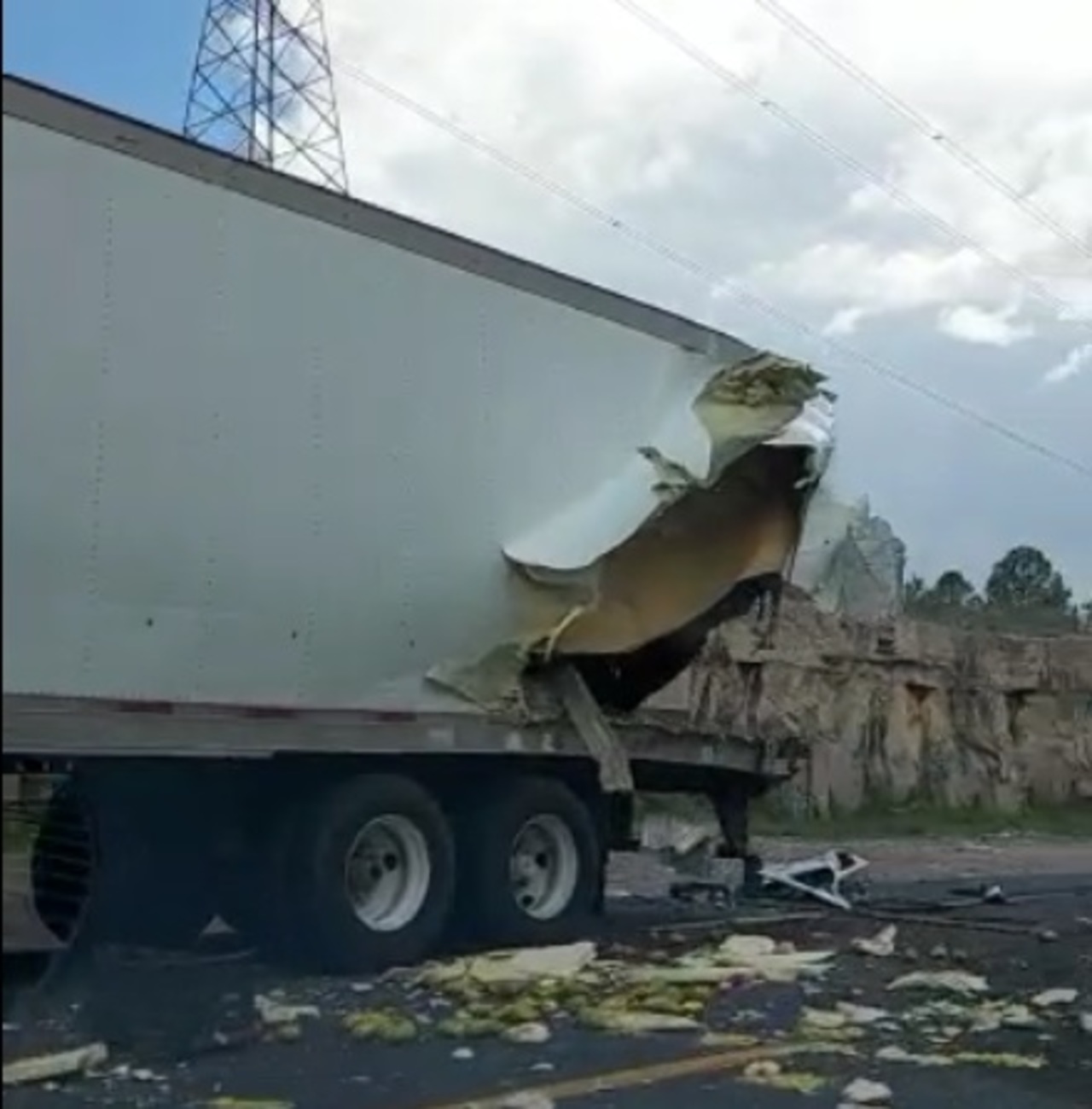 Accidente.  Dos camiones y una camioneta resultaron afectados en la Supercarretera.