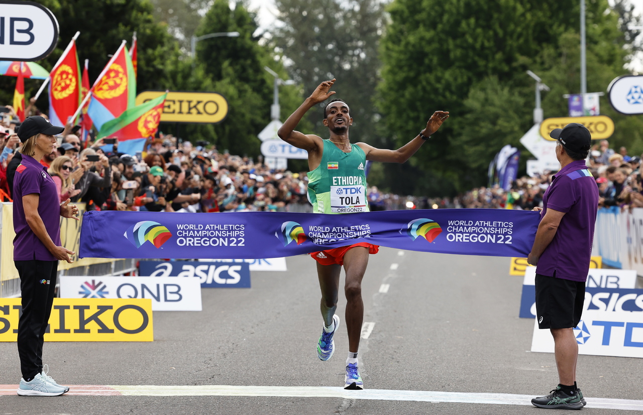 Tamirat Tola conquista el maratón