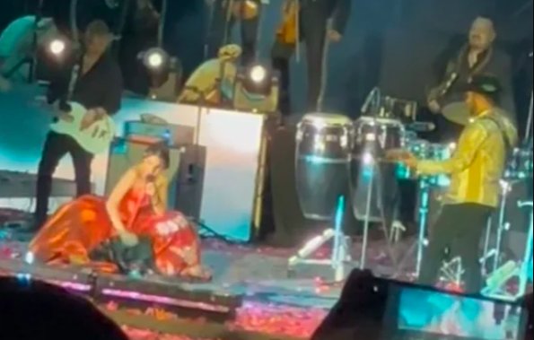 Ángela Aguilar vive divertido 'incidente' durante su concierto en Durango