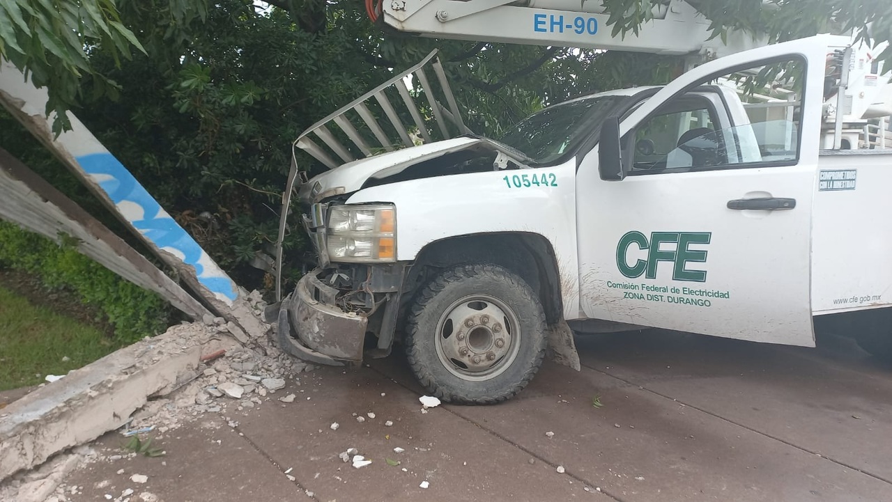 Camioneta de la CFE se queda sin frenos y choca contra el ITD