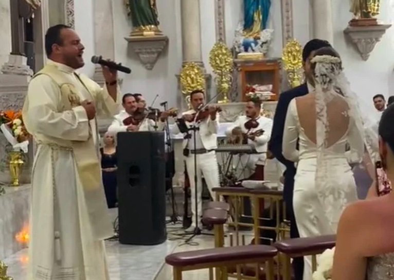 A todo pulmón en plena misa el Padre canta 'Mi razón de ser' en una boda