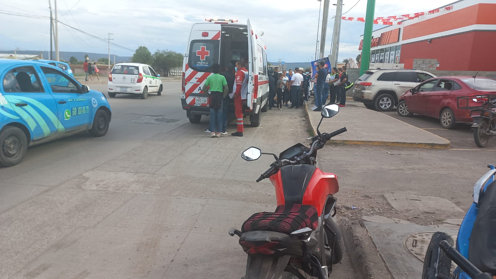 Motociclista resulta lesionado al derrapar por Primo de Verdad