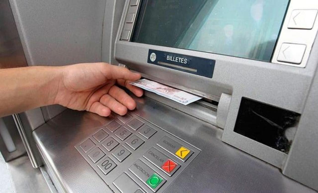 Qué hacer si un cajero te da un billete falso