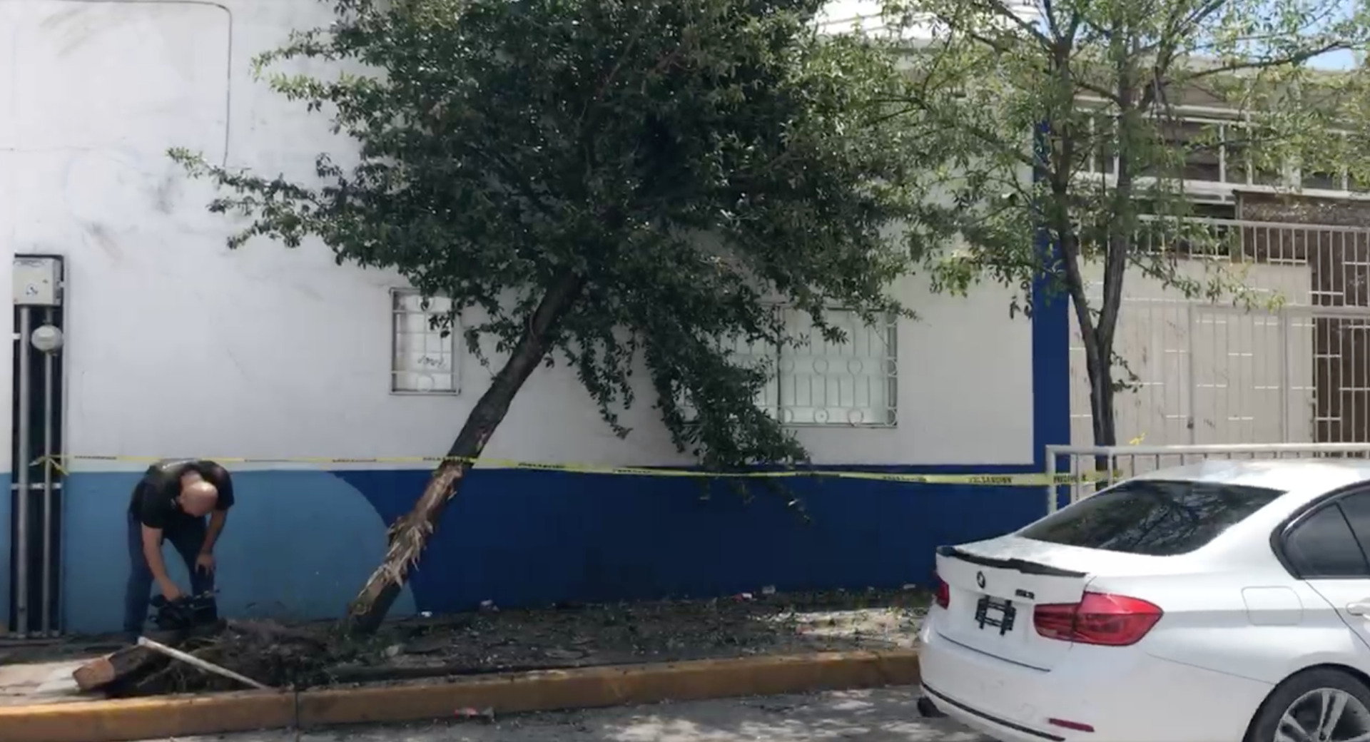 Camioneta Se Impacta Contra Un árbol En Bulevar Felipe Pescador 0064