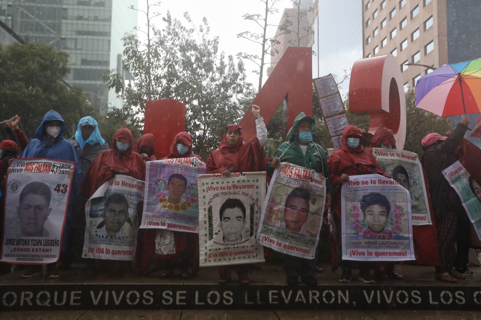 Búsqueda de los 43 estudiantes de Ayotzinapa no va a detenerse: AMLO