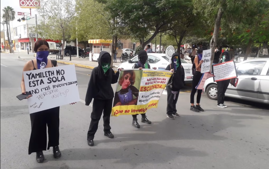 Mujeres cierran calle en Gómez Palacio para exigir justicia en sus casos