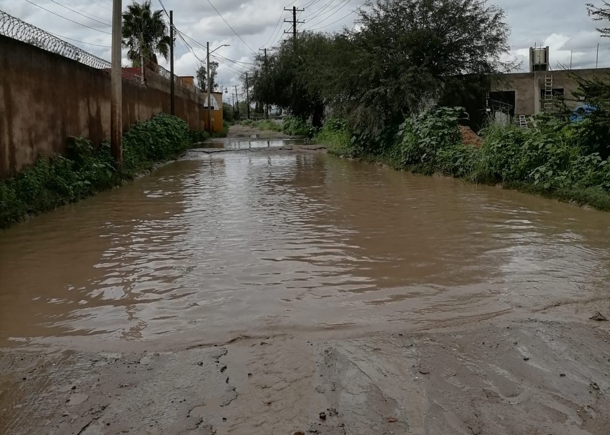 Denuncian acumulación de agua y basura en calles del Aranzazu