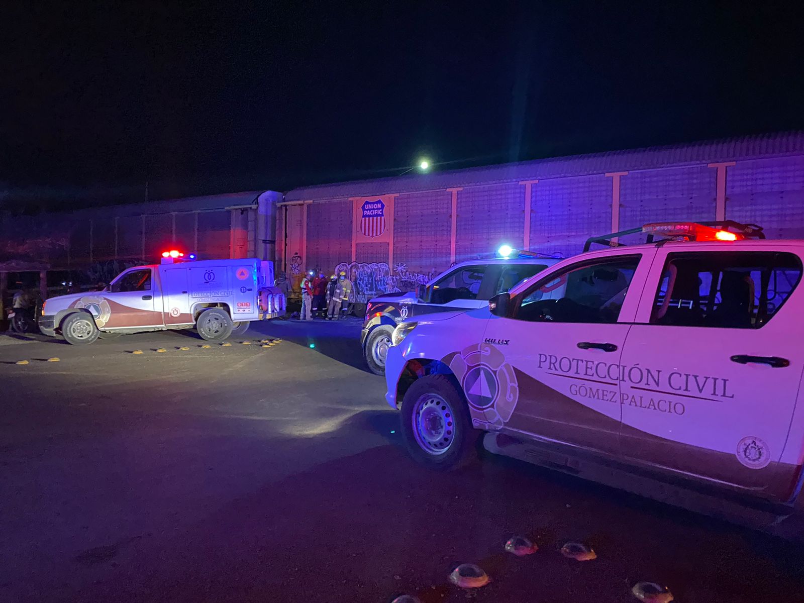 Tráiler es arrollado al intentar ganarle el paso al tren en Gómez Palacio