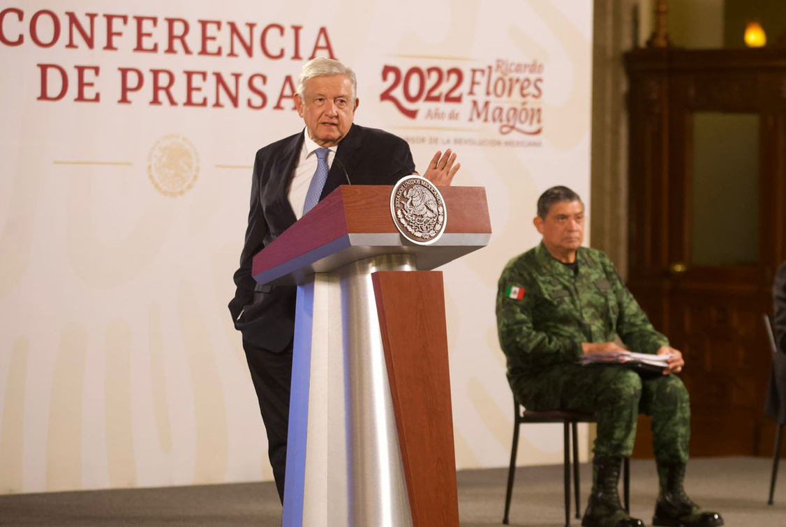 AMLO tacha de 'politiquería' a las críticas hacia el titular de la Sedena