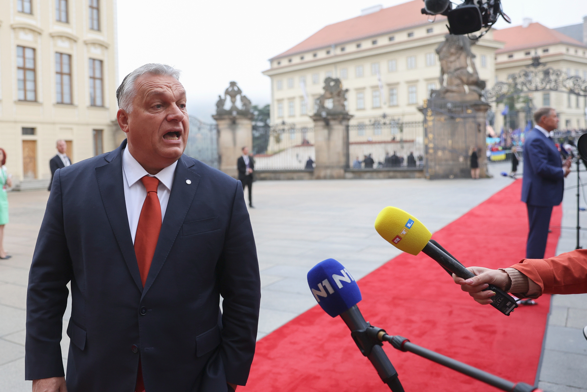 Primer ministro de Hungría tacha de 'suicidio económico' el ponerle