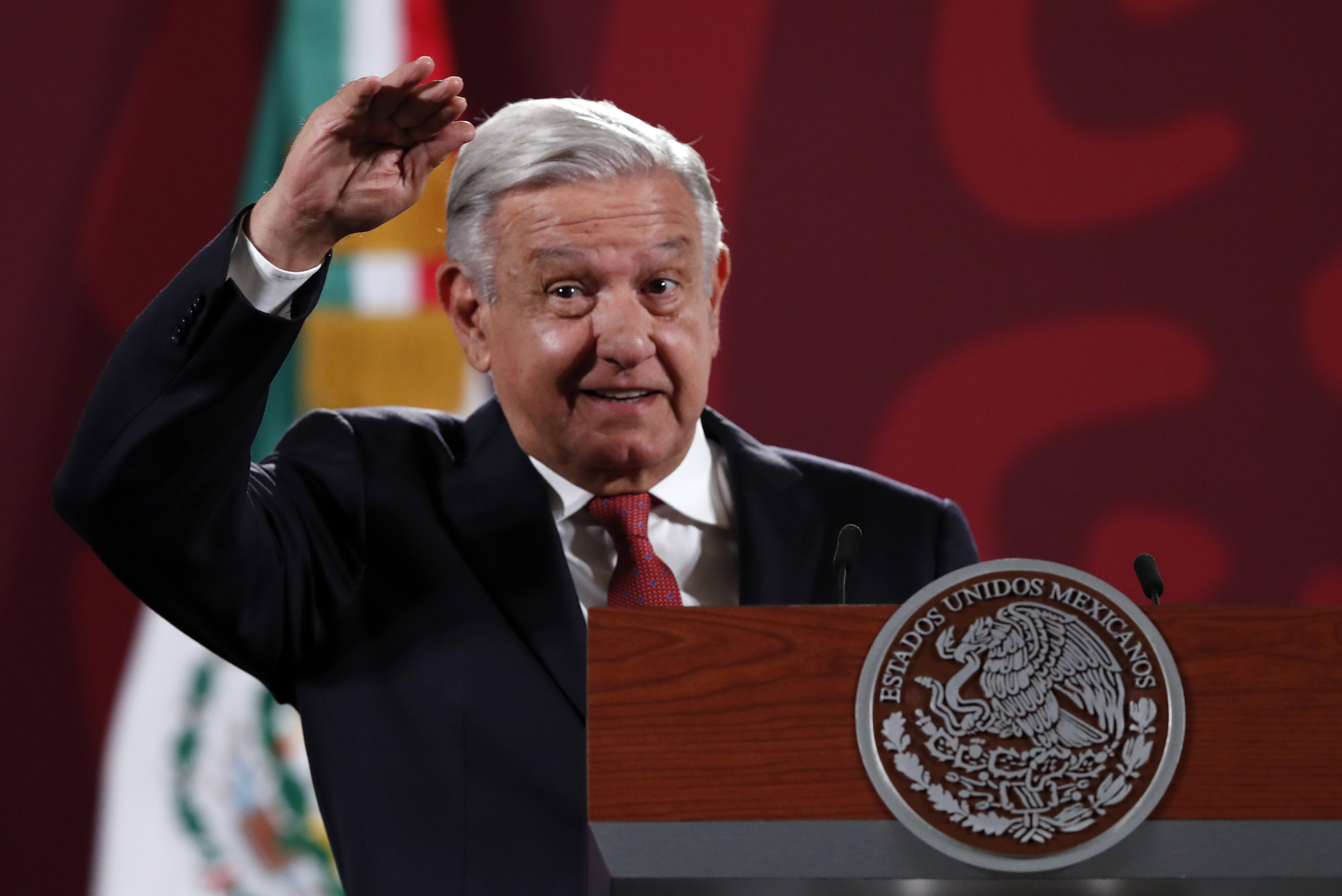 Celebra AMLO reducción a financiamiento del INE en proyecto de presupuesto