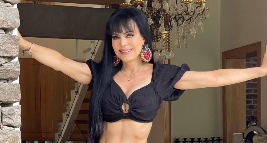 Maribel Guardia presume sus piernas en minifalda