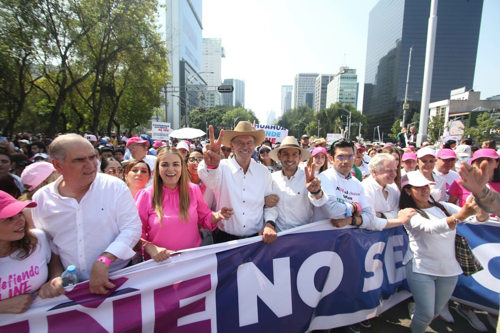 Amlo Exhibe Nombres De Asistentes A La Marcha A Favor Del Ine