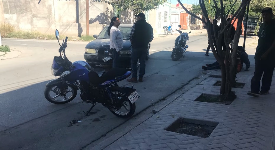 Motociclista no respeta alto y es arrollado en el Centro de Lerdo