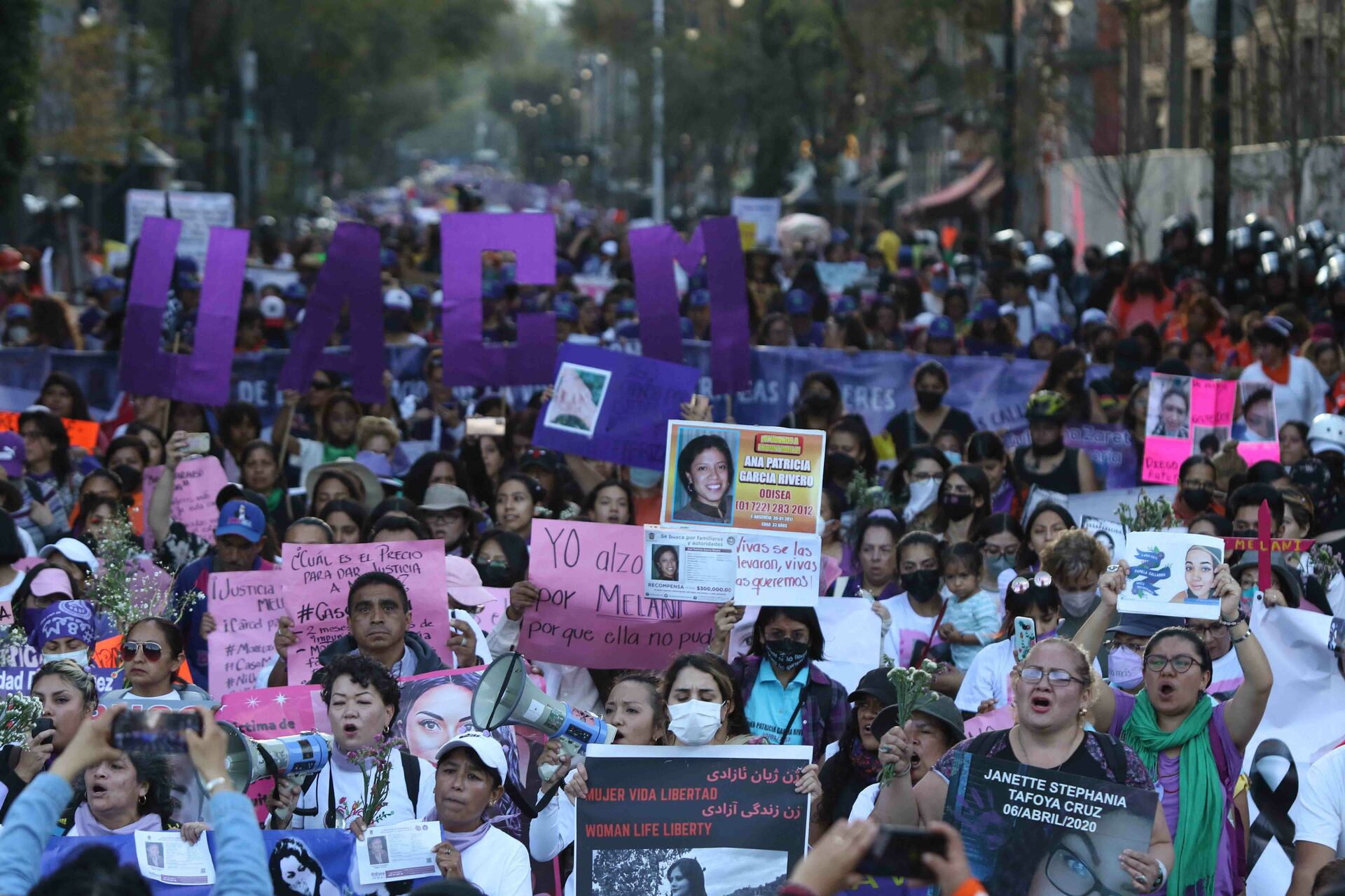 Cientos de mujeres marchan en México por día contra Violencia de Género
