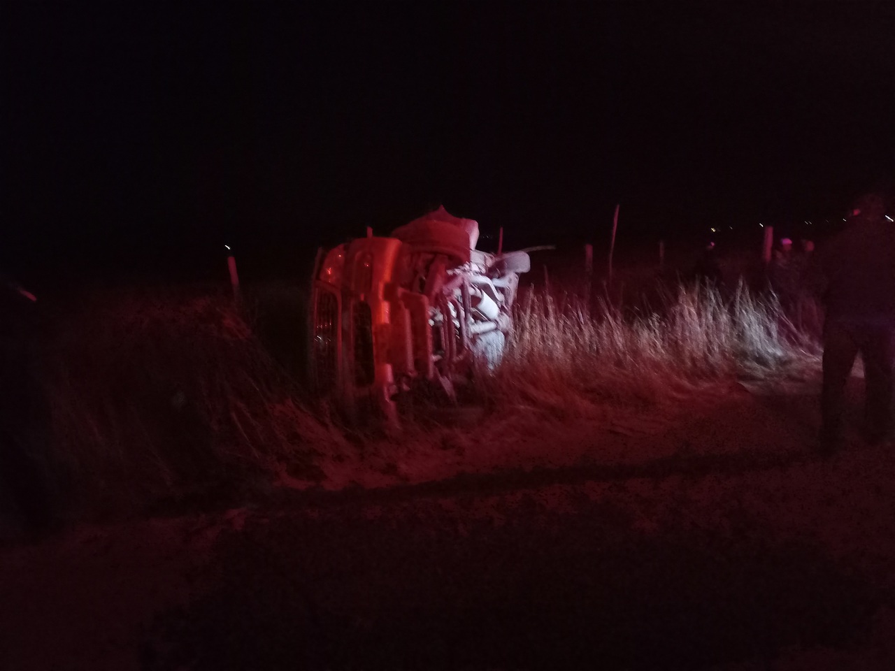 Un hombre está grave después de volcar en camino rural
