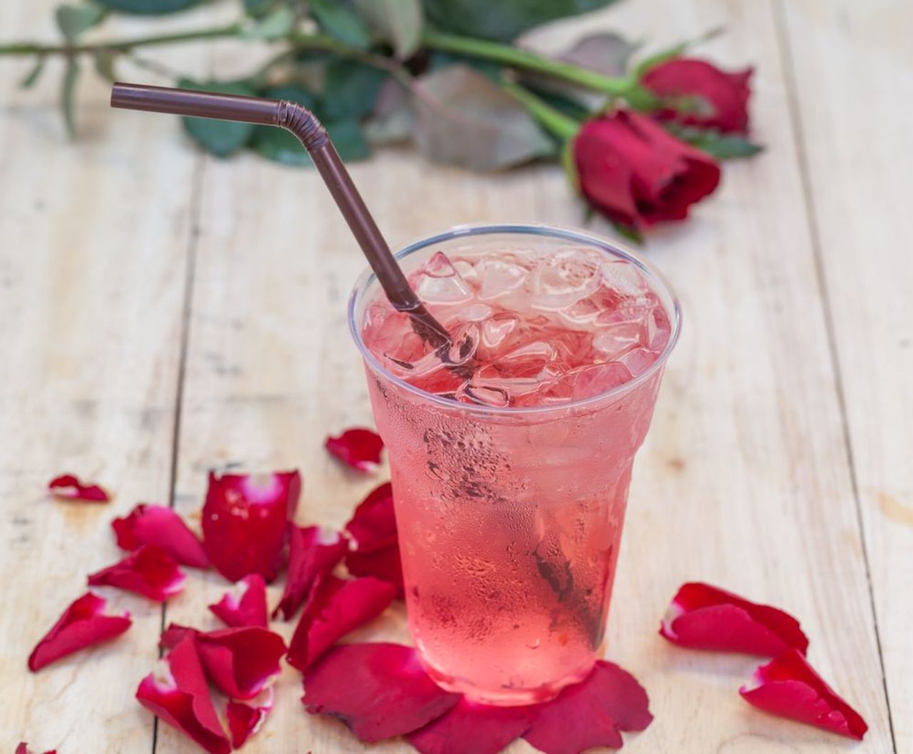 Розовые вина коктейли. Лимонад с лепестками роз. Красивые коктейли. Коктейль с лепестками роз. Коктейль с цветами.