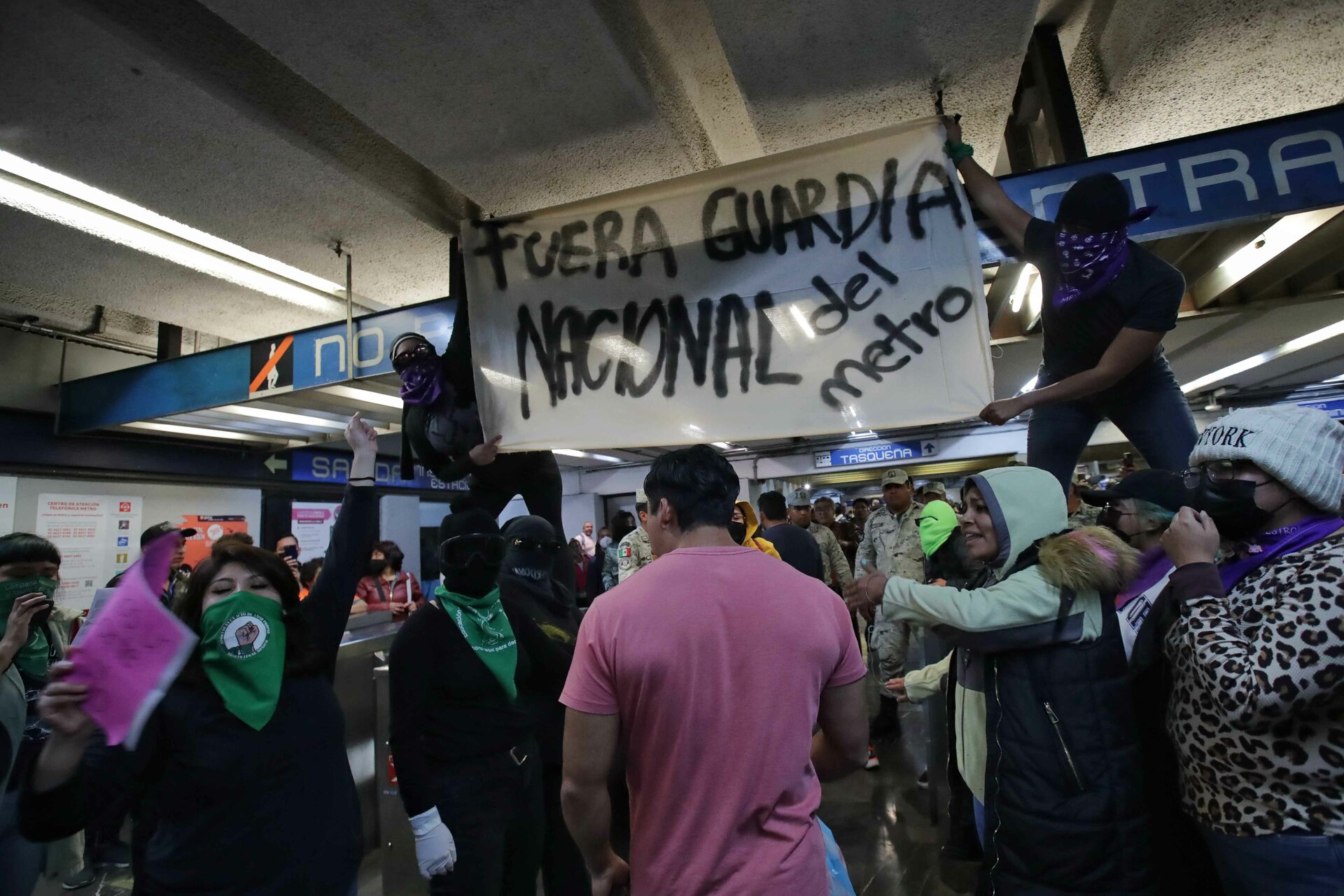 Desvíos y cierres de estaciones del Metro: Mujeres marchan por la