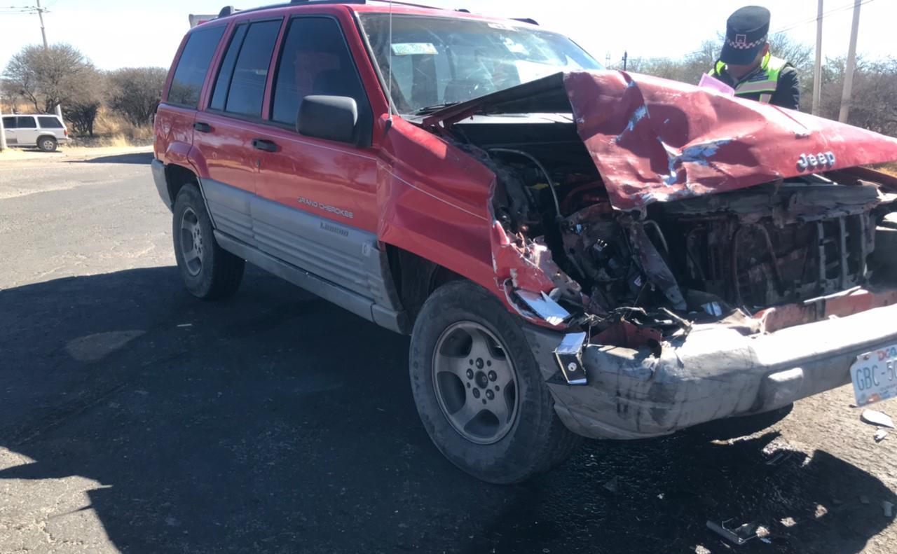 Choque en carretera a Mezquital deja daños materiales y dos personas  lesionadas