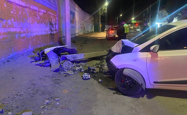 Conductora pierde el control de su vehículo y derriba un poste en Gómez ...