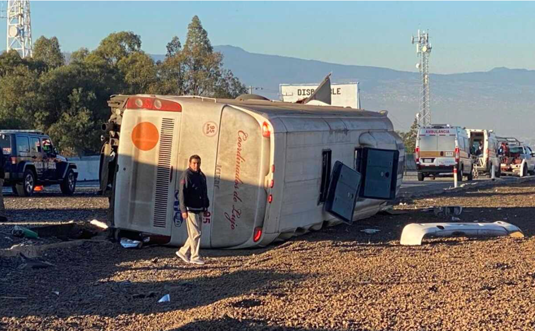 Mueren Al Menos Tres Personas Y 20 Resultan Heridas Tras Volcadura De Autobús En La México Puebla 2351