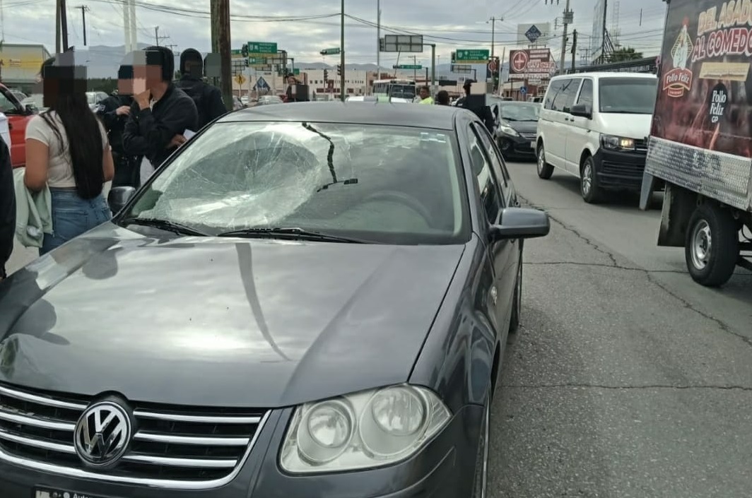 Auto arrolla a una joven y su hija frente a la Clínica 10 del IMSS de ...