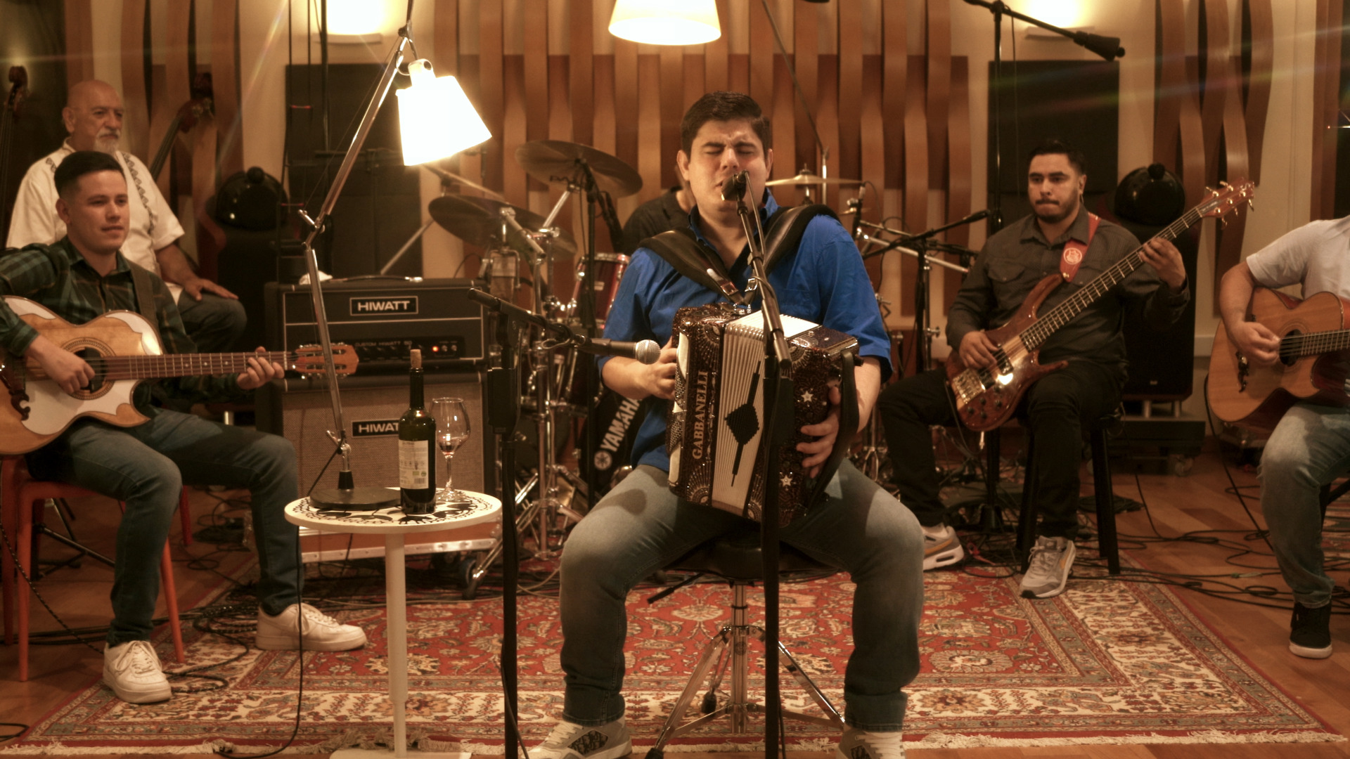 Alfredito Olivas anda 'De Polo a Polo' con su nuevo EP