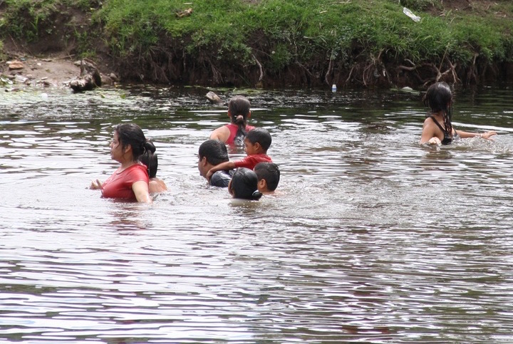 Exhortan a duranguenses a evitar nadar en canales, arroyos, presas y