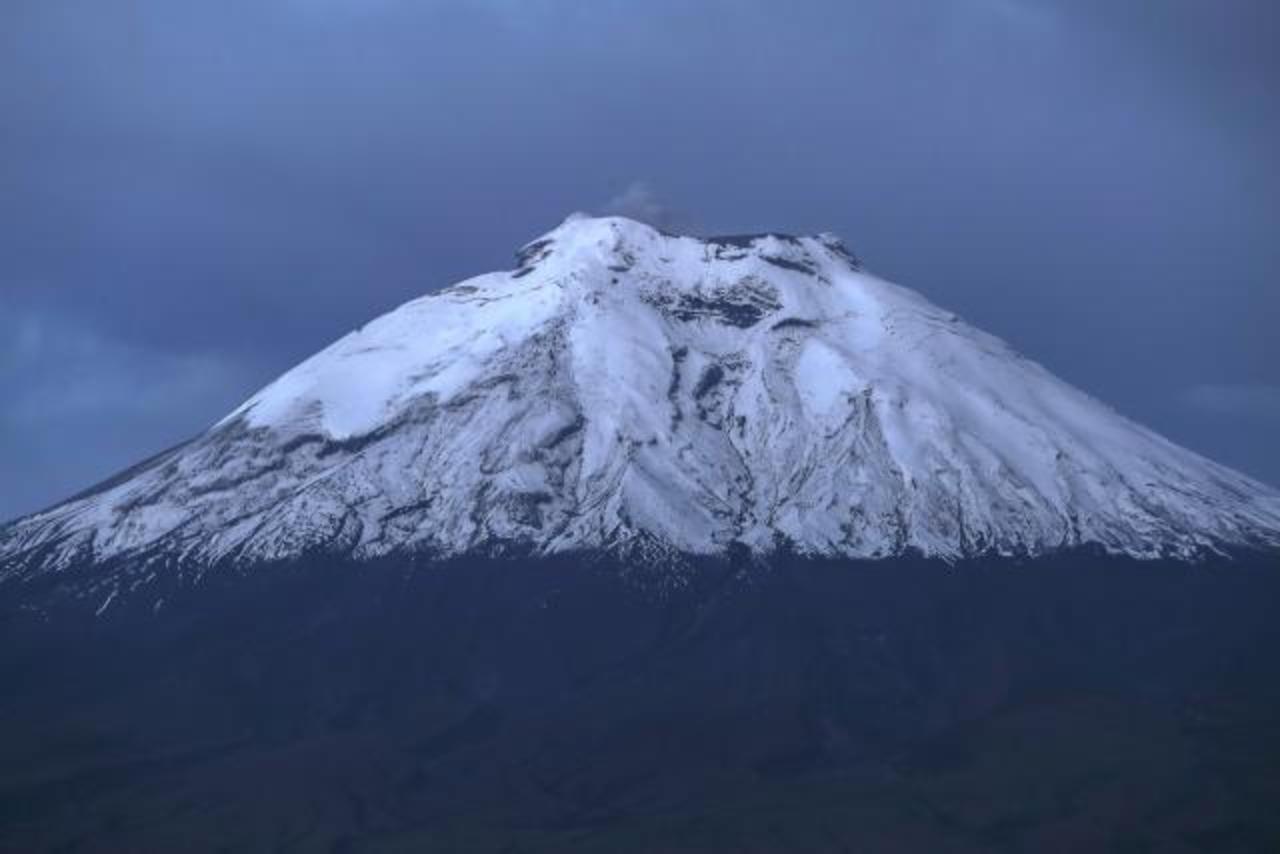 Observan emisión de ceniza de volcán