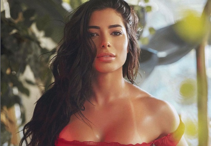 Pietra Luccas luce su curvilínea figura en poca ropa