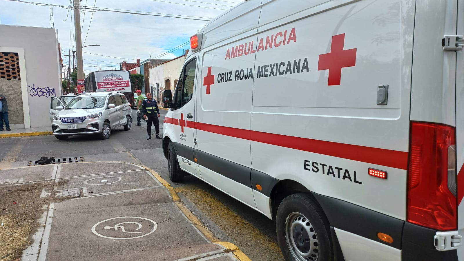 Choque entre camión de ruta y camioneta en Zona Centro deja tres lesionados