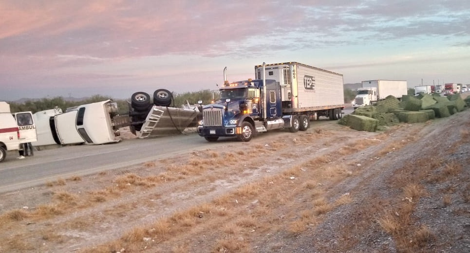 Vuelca tráiler cargado con pacas de alimento para ganado en Bermejillo