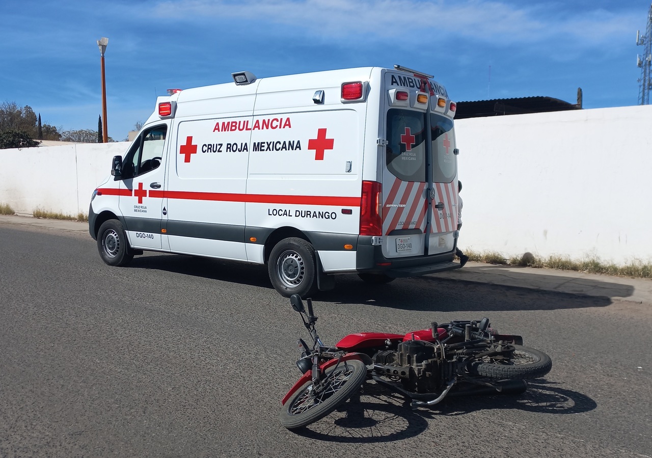 Pareja De Motociclistas Resultan Lesionados Tras Impacto Con Vehículo