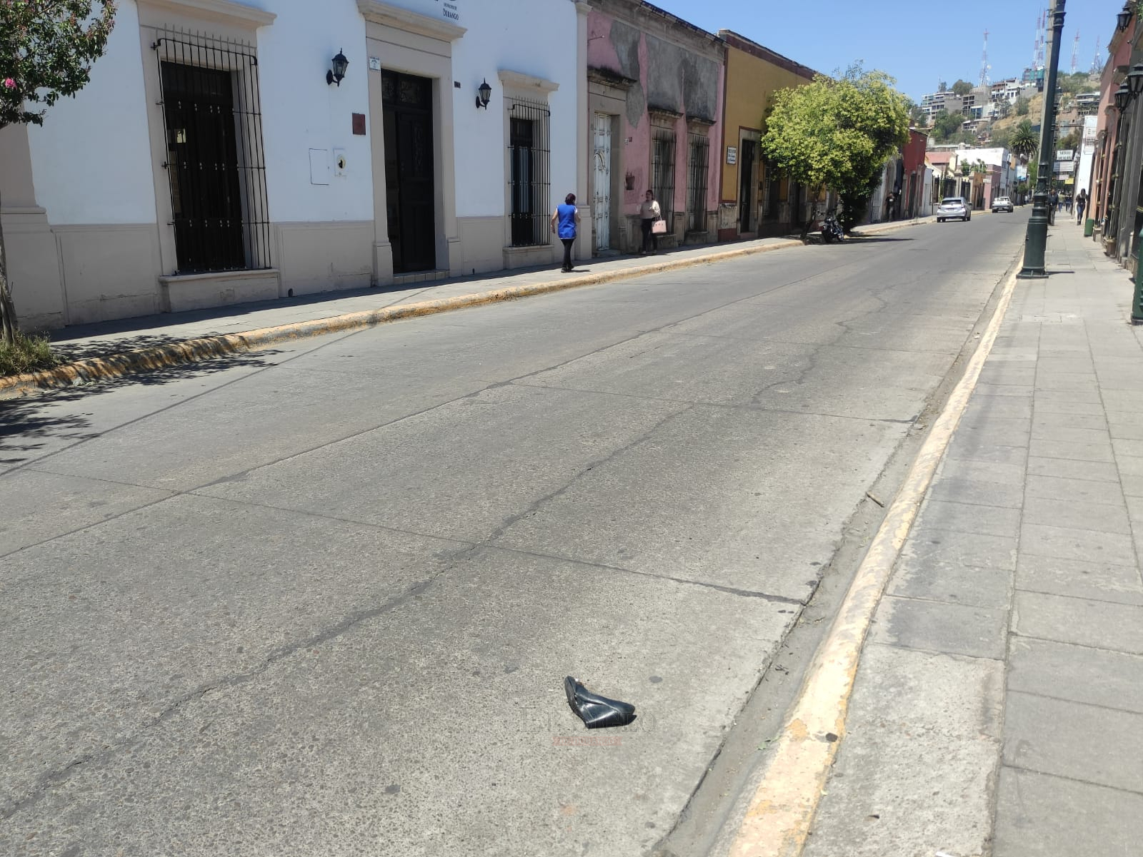 Cenicienta, eres tú? 'Abandonan' zapatilla en Zona Centro de Durango