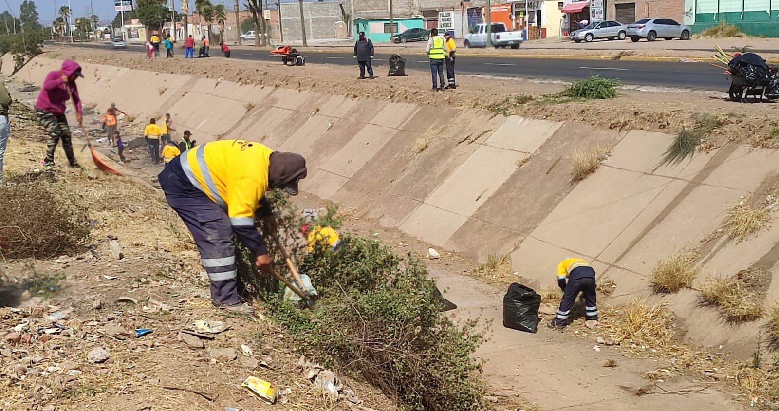Han sacado hasta refrigeradores en limpieza de canales y arroyos de Durango