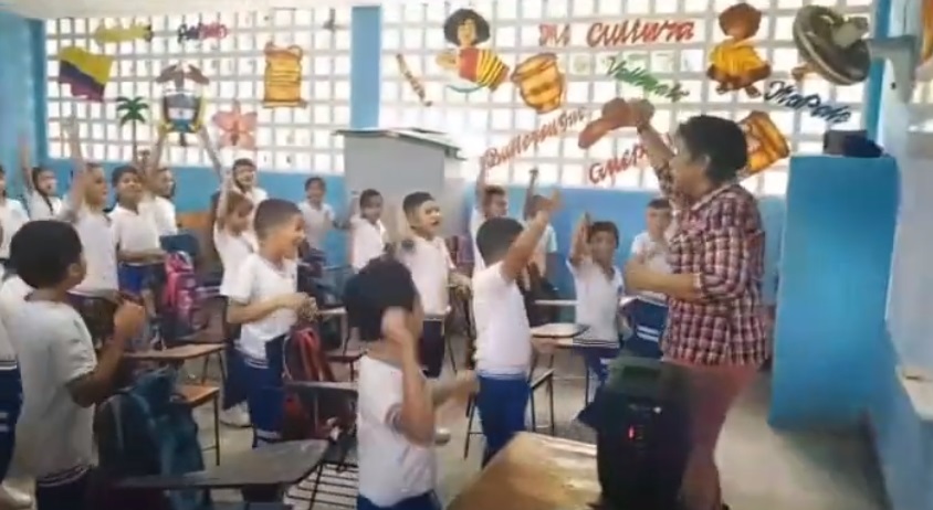 VIDEO Maestra pone a bailar a sus alumnos para hacer más divertida la clase